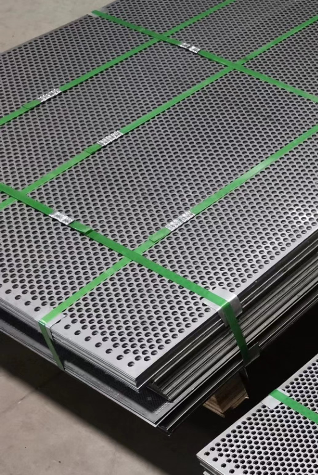 沖孔網(wǎng)、沖孔板、沖孔篩板：三者的區(qū)別與實際應(yīng)用分析